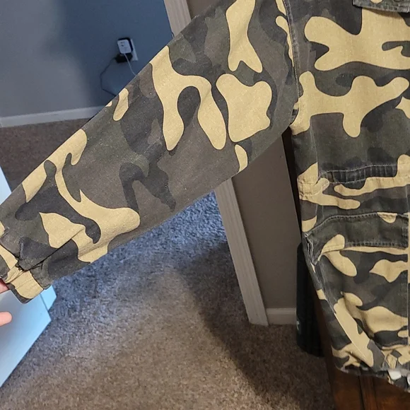 Fashion Nova Womens medium oversized Camo jacket. Long jacket - Picture 4 of 7